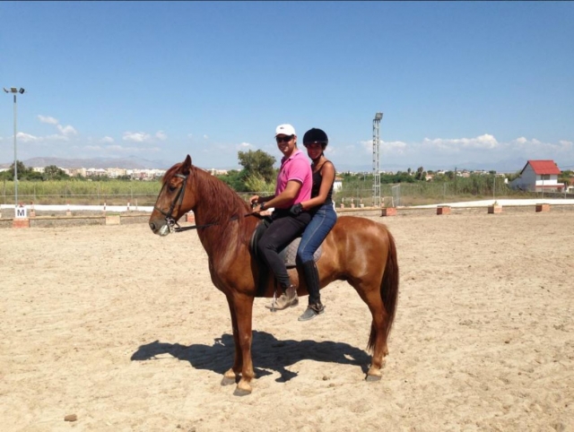 En pareja a caballo